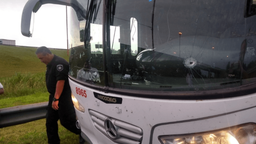 Atacaron a balazos a un micro que viajaba desde Mendoza a Formosa