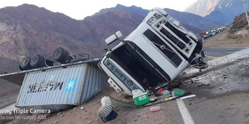 Volcó un camión que llevaba vino a Chile