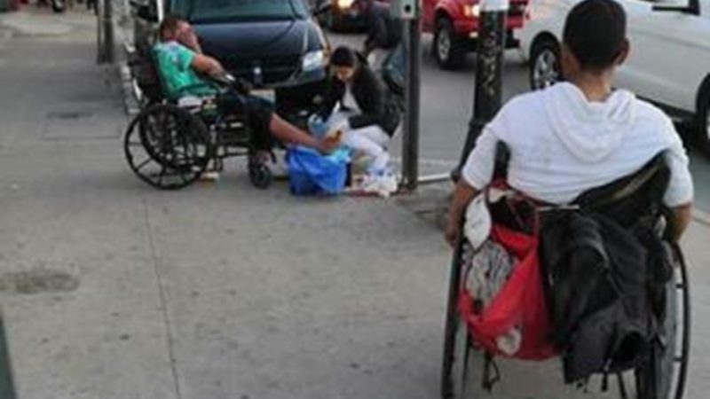 Conmovedor: una enfermera se detuvo a limpiar la herida infectada de un indigente