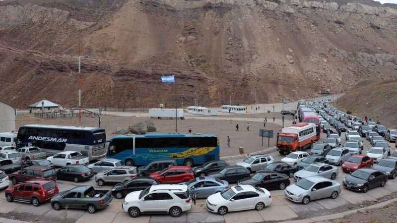 Alerta viajeros: el paso a Chile está colapsado por el “finde” largo