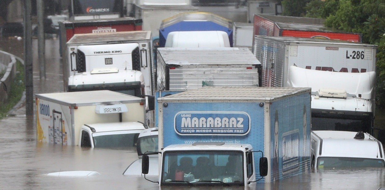 San Pablo, sacudida por la peor tormenta en 37 años: hubo 30 aludes en favelas y graves inundaciones