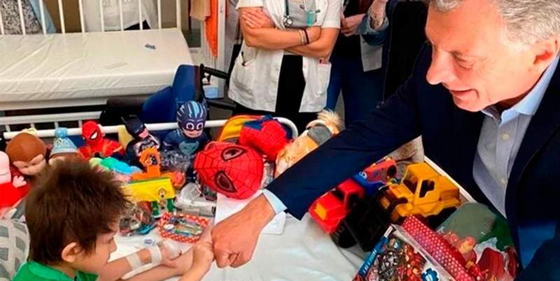 Macri visitó a un niño con cáncer terminal que quería “comer un pancho con él”