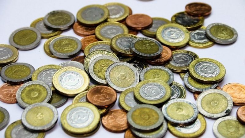 “El peso ya vale más por su metal que como medio de pago”, la devaluación argentina en los medios de España