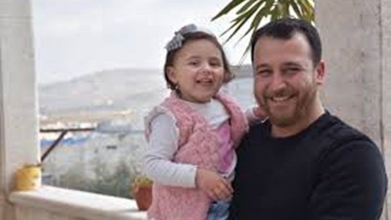 La nena siria a la que su padre le enseñó a reír de las bombas logró escapar de la guerra “