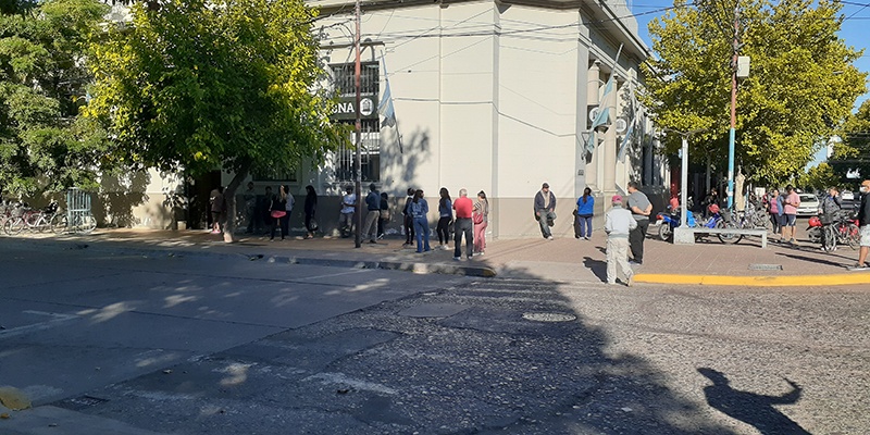 Largas filas en los cajeros