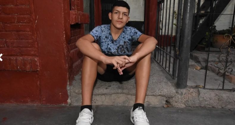 Iba descalzo al colegio y recibió ayuda hasta de la Generación Dorada
