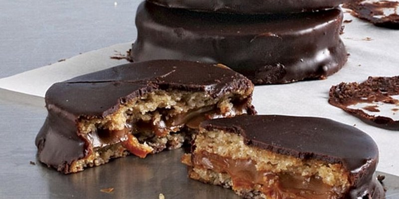 La ANMAT prohibió la comercialización de un alfajor de chocolate, una yerba y choclos enlatados
