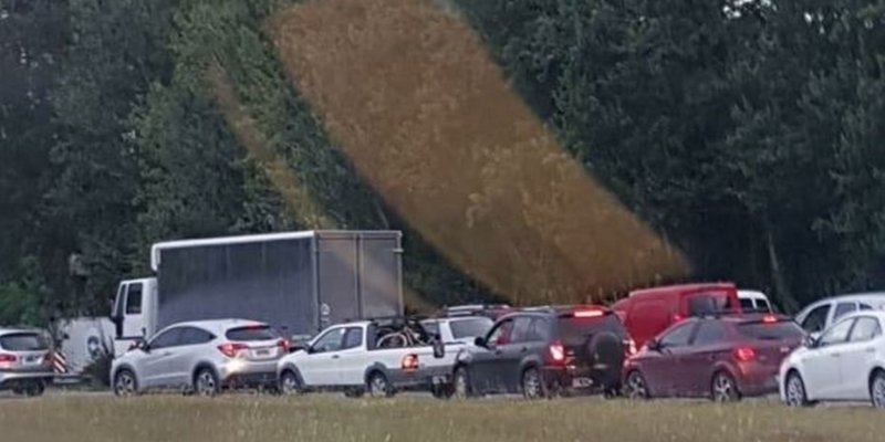 Largas colas para entrar en Pinamar y Villa Gesell, pese a que no se podrá circular en las playas