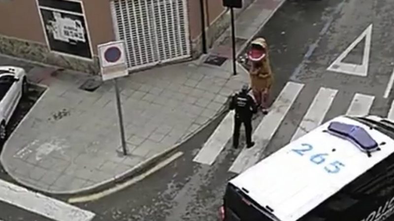 Video: la policía detuvo a un “dinosaurio” que quebró la cuarentena