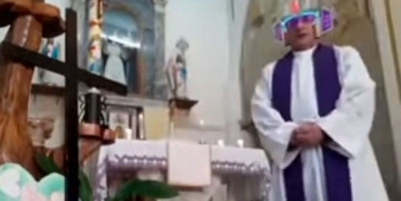 Un sacerdote dio misa online, pero se olvidó de desactivar los filtros