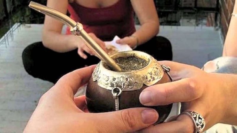Por un mate compartido, hubo un brote de coronavirus