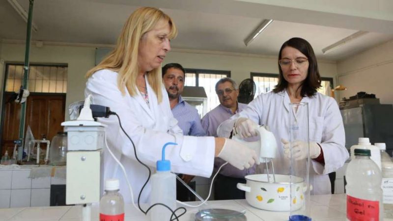 Docentes mendocinos elaboran alcohol en gel, jabón y detergente para las escuelas