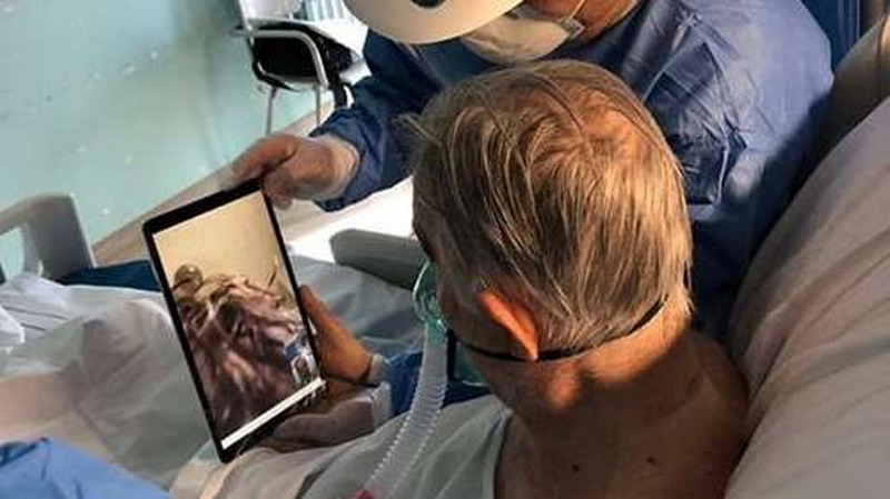 Desgarrador: Entregan tablets a pacientes italianos para que se despidan de su familia