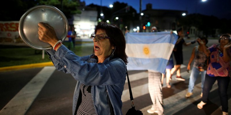 Cacerolazo para que los políticos se bajen los sueldos
