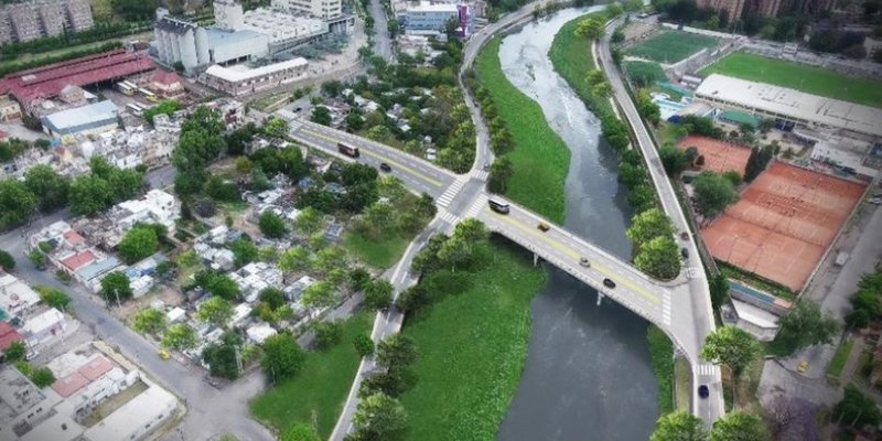 Rescataron a tres nenes que cayeron en un río al intentar evadir un control por la cuarentena