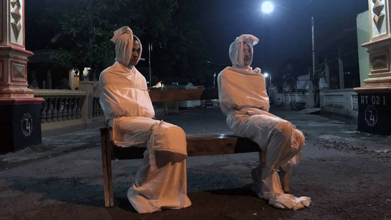 Fantasmas callejeros para asustar y mantener en sus casas a los indonesios