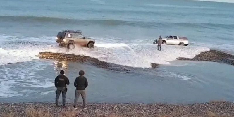 Rompió la cuarentena, fue a pescar y la marea le llevó la camioneta
