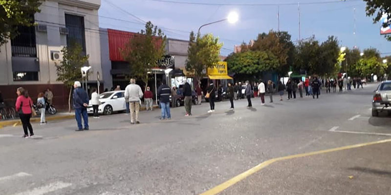 Los bancos abrieron y mucha gente se movilizó