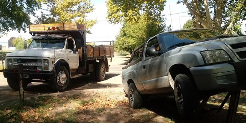 Por esquivar un camión, se incrustó en unos hierros