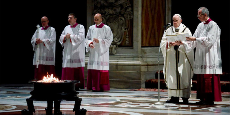 El papa Francisco celebró la Vigilia Pascual con un Vaticano vacío por el coronavirus