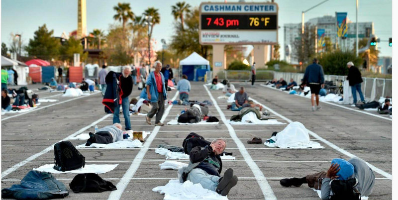 Las Vegas: cerraron un centro para “sin techo” por un caso de Covid-19 y los pusieron a dormir en el piso en un estacionamiento