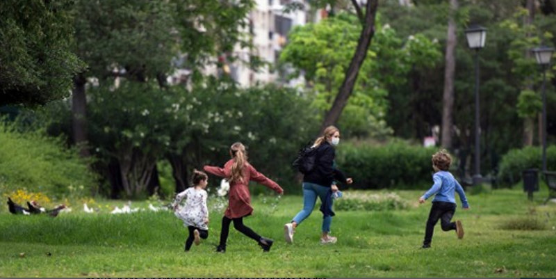 Coronavirus en España: tras seis semanas de aislamiento los niños volvieron a las calles