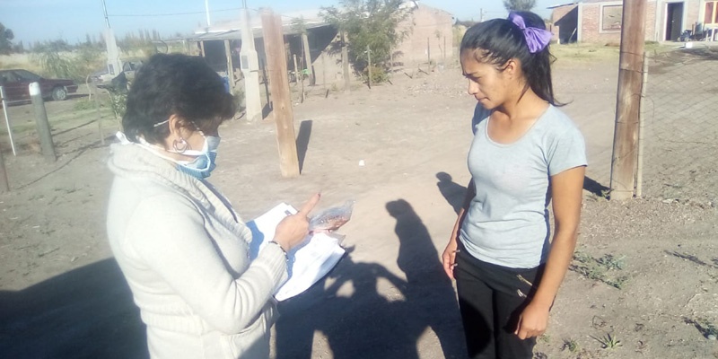Vecinos de Alvear Oeste recibieron semillas en el marco del programa del INTA “Huertas Familiares”