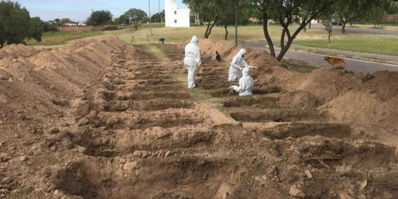 Cavan cientos de fosas en un cementerio de Córdoba para anticiparse a la pandemia