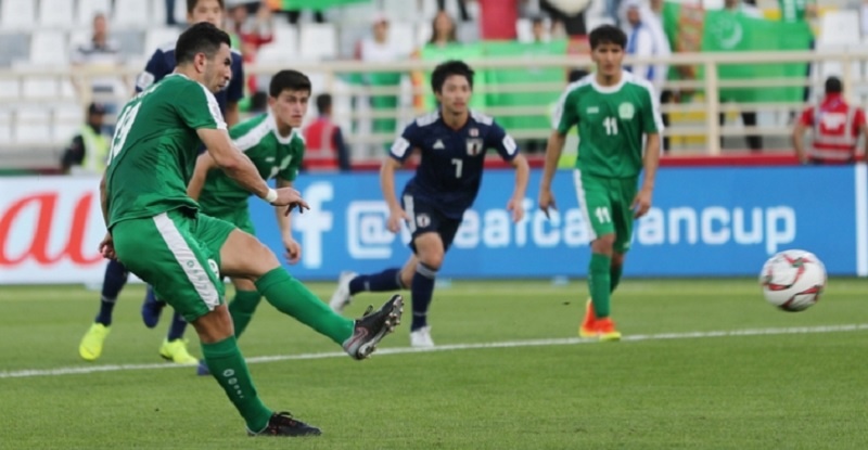 Vuelve el fútbol en Turkmenistán, país donde quedará detenido quien diga “coronavirus” y use mascarillas