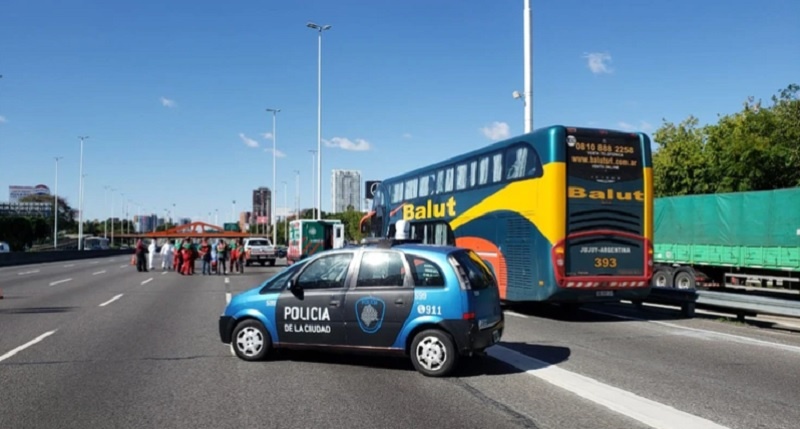 Detuvieron a un micro con 62 pasajeros que vino desde Jujuy