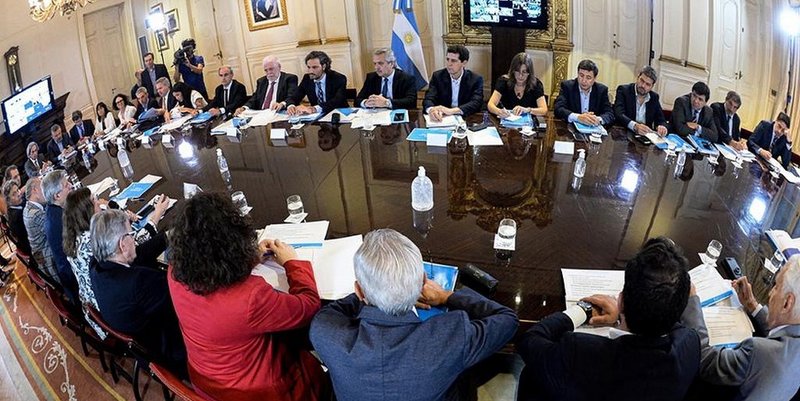 El Presidente recibe a expertos y extendería la cuarentena hasta el 10 de mayo