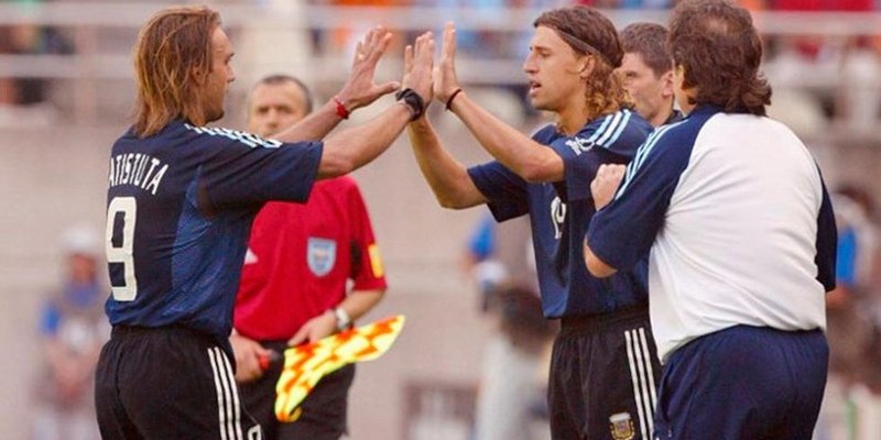 Crespo a fondo: “Bielsa evitaba citarnos con Batistuta para no generar roces”