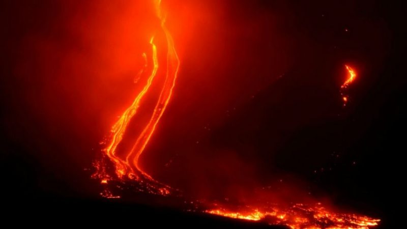 Las asombrosas imágenes del volcán Krakatoa que entró en erupción