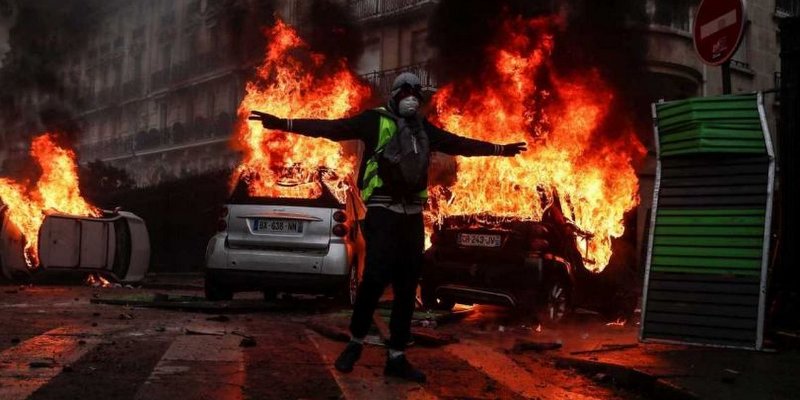 Francia: segunda noche de protestas en los suburbios de París