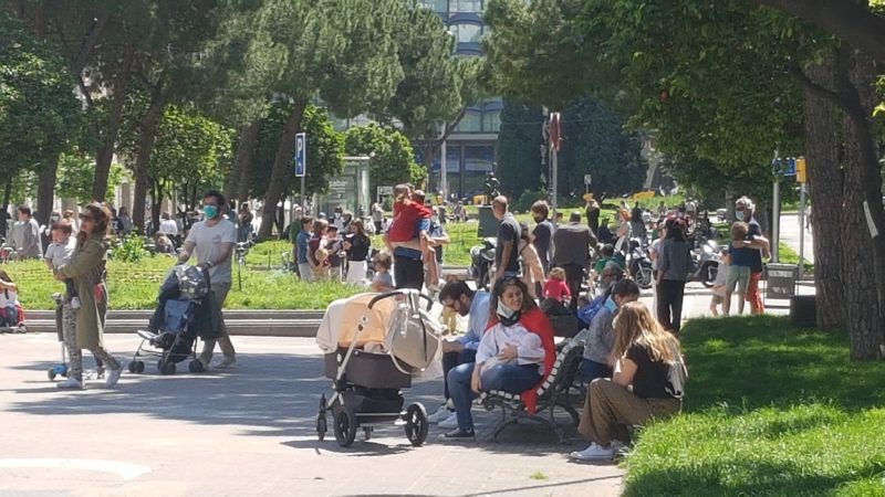 “#Irresponsables”, el hashtag de la polémica en España tras la primera salida de los niños durante la pandemia