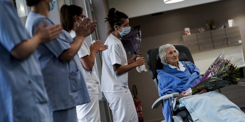 Tras cumplir 100 años, se recuperó del coronavirus y salió del hospital