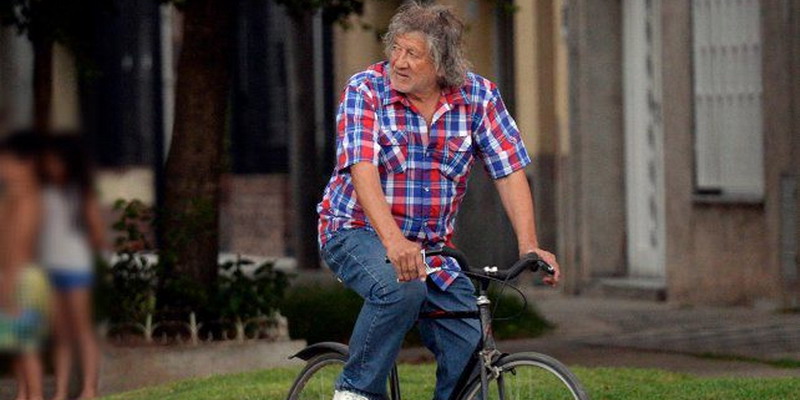 Brutal ataque al Trinche Carlovich para robarle la bicicleta: está internado con pronóstico reservado