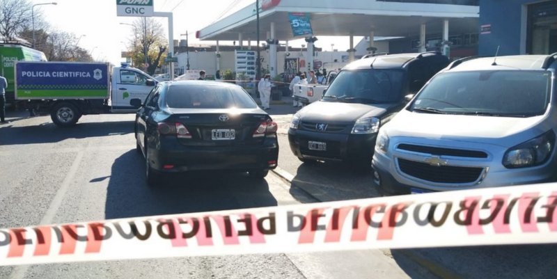 Un preso escapó de un traslado, robó armas y murió tras tirotearse con la policía