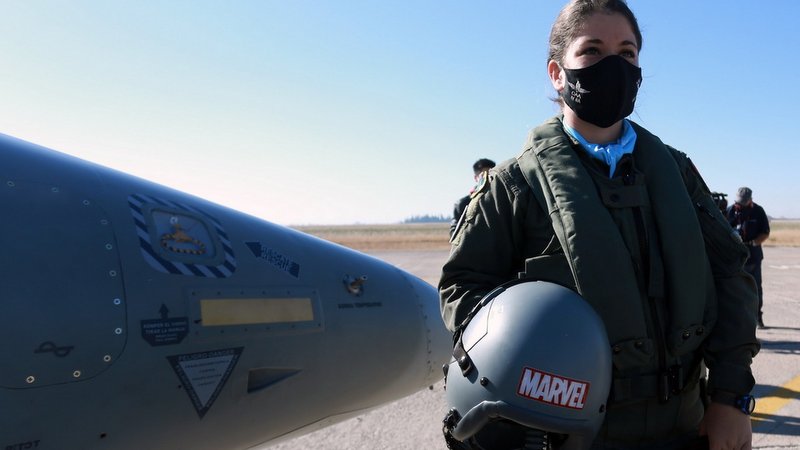 Quién es la “Teniente Marvel”, la piloto militar que hace historia