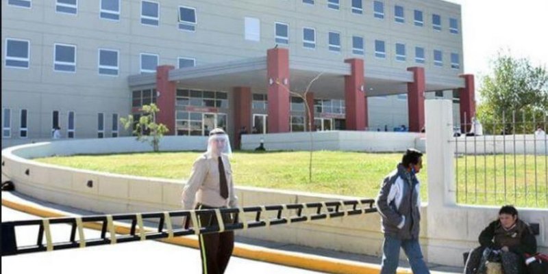 Una médica visitó a su hermano infectado, se contagió y luego siguió atendiendo
