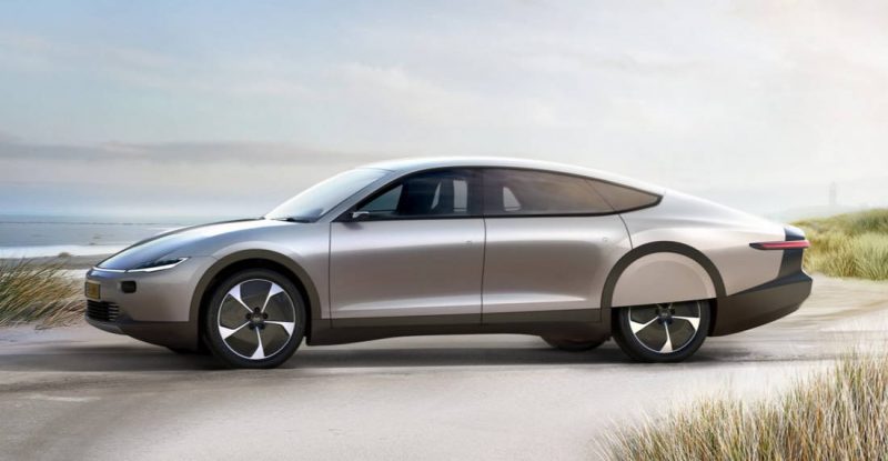 Cómo funciona el primer auto solar que ya se vende en Europa y desafía a Tesla