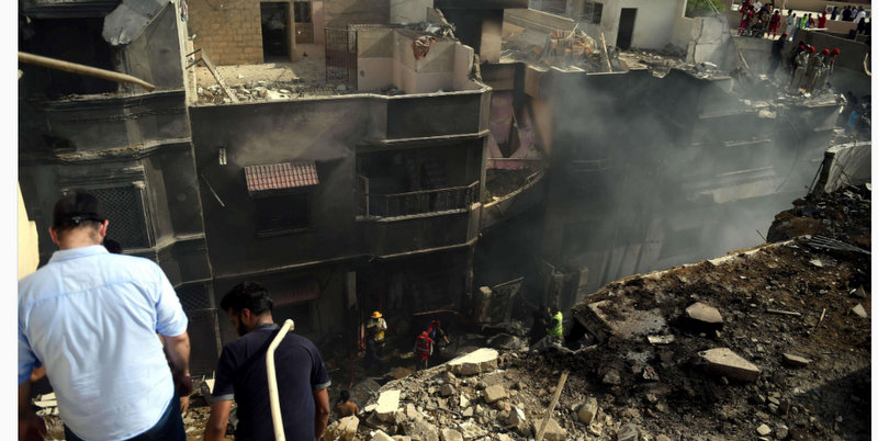 Un avión con 107 pasajeros a bordo se estrelló en un barrio residencial de Karachi