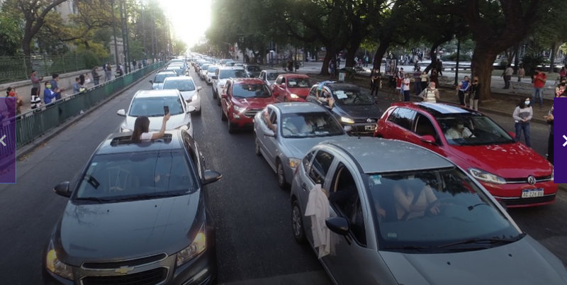 Imponente caravana de médicos en Córdoba “en contra de las amenazas, acusaciones y maltratos”