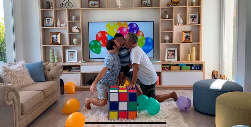 Una amiga les prestó su vientre y se convirtieron en “papá y papá”