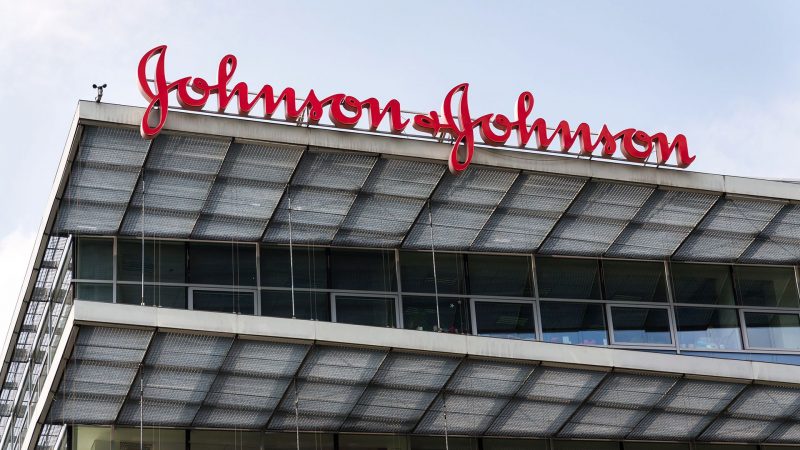 Johnson & Johnson anunció que producirá 1.000 millones de vacunas contra el coronavirus para el 2021