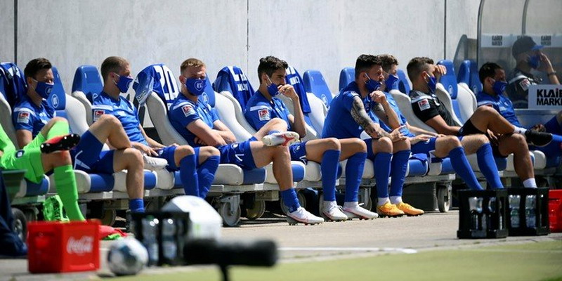 Hinchas de cotillón, desinfección de pelotas y festejos con los codos, así volvió el fútbol