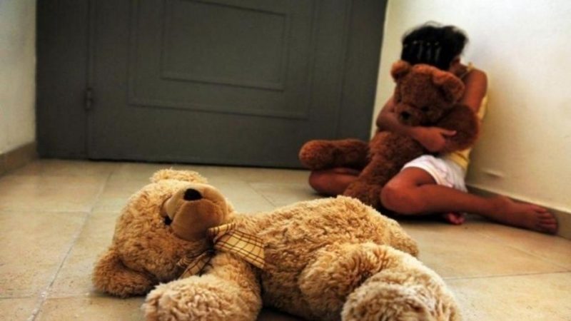 Un chico de 12 abusó sexualmente de dos hermanitos de 3 y 8 años