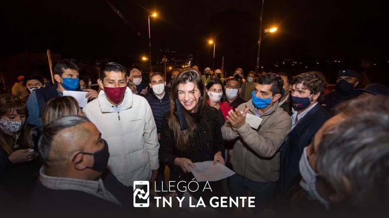 La intendenta de Salta inauguró un puente sin barbijo y rodeada de gente