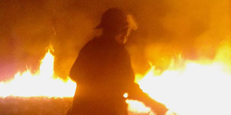 Bomberos voluntarios actuaron en un gran incendio de malezas