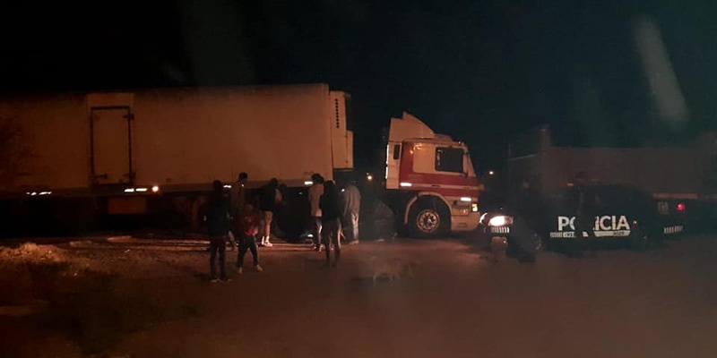 Vecinos ayudaron a salir a un camión que quedó encallado en un puente